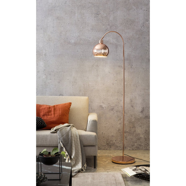Metal floor lamp with copper finish